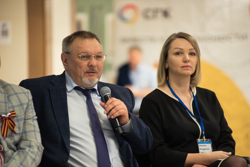 Директор Кемеровской теплосетевой компании Сергей Мифтахов признался, что иногда рабочий график такой плотный, что приходится заглядывать на объекты без спецодежды, но старается этого не допускать &mdash; сиз применять в обязательном порядке 