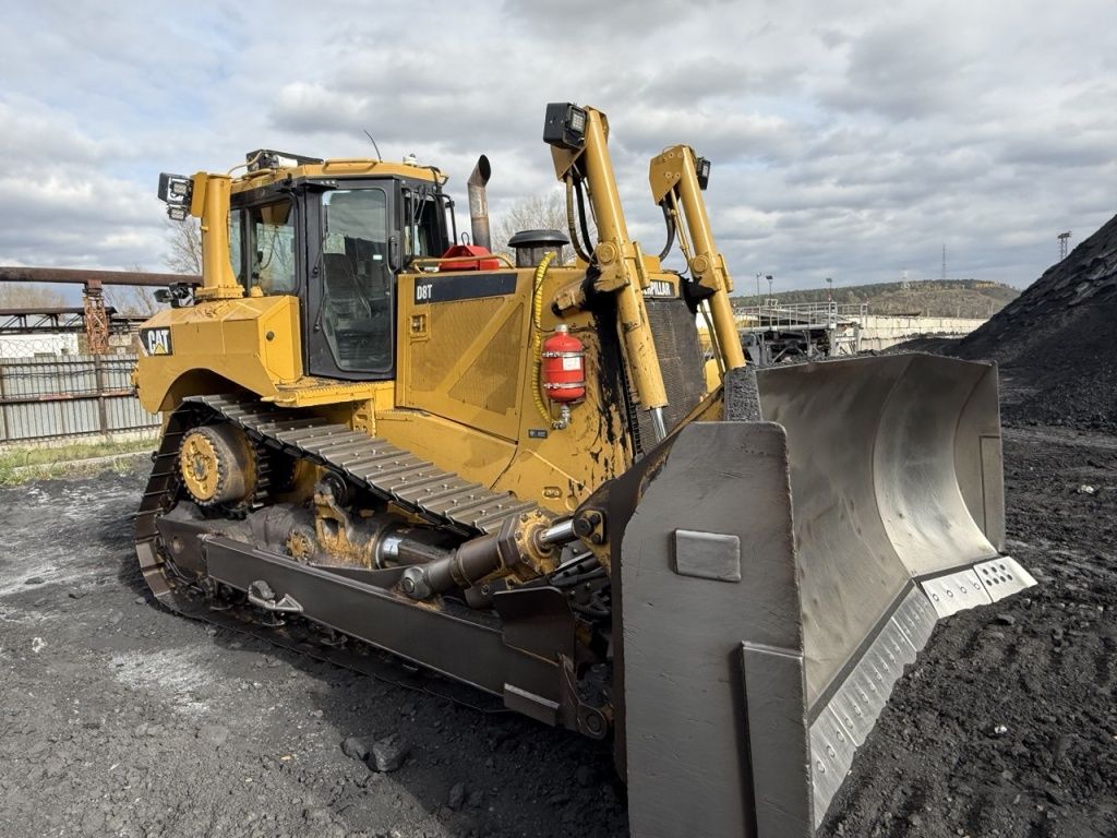 Емкость видна издалека из-за красного цвета 