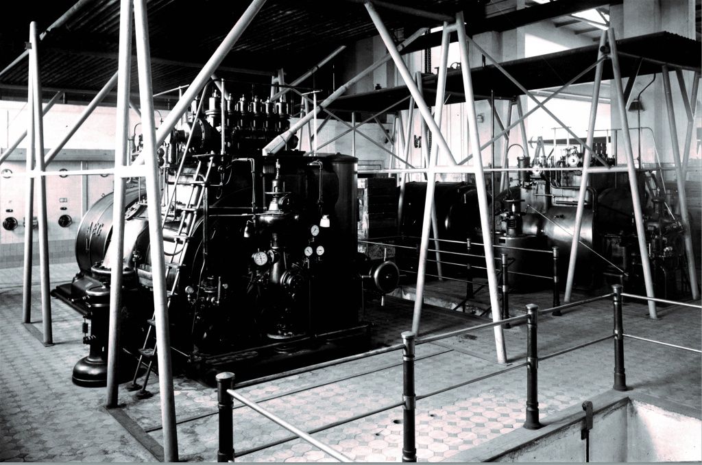 Первый турбогенератор Кемеровской ТЭЦ. Электростанция, запущенная в эксплуатацию в 1939 году, вырабатывала электроэнергию для предприятий и жилого сектора правого берега города. В &laquo;Кузбассе&raquo; того времени её называли часто &laquo;Правобережная ТЭЦ&raquo;