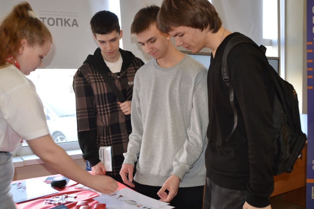 Абитуриенты с удовольствием разгадывали предложенные им ребусы