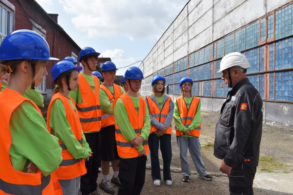 Директор Бийской ТЭЦ Роман Бугаец знакомит участников проекта &laquo;Профкоманды.ФМ&raquo; с основными производственными процессами на станции