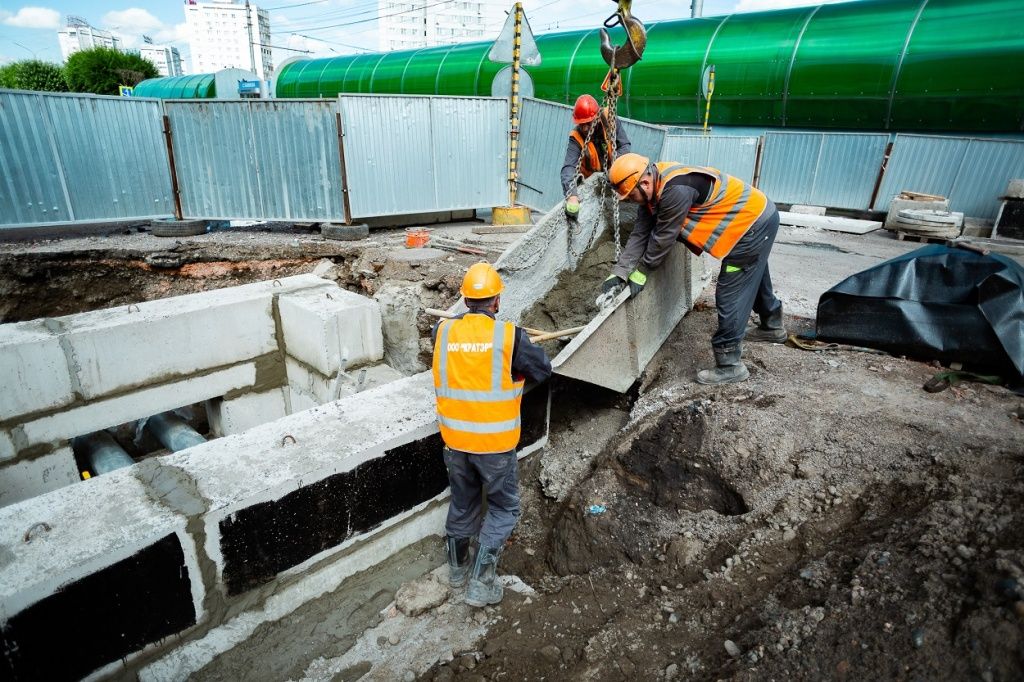 Полную замену проходит не только теплосеть, рабочие строят новую тепловую камеру