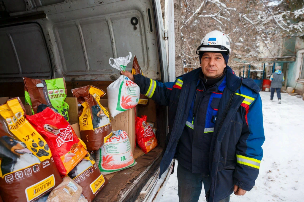 Энергетики СГК регулярно привозят вкусняшки для обитателей приютов 