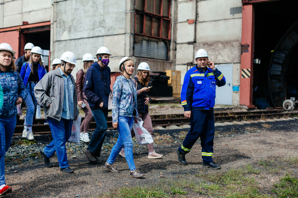 Экскурсию для группы проводит заместитель главного инженера станции Дмитрий Коротаев