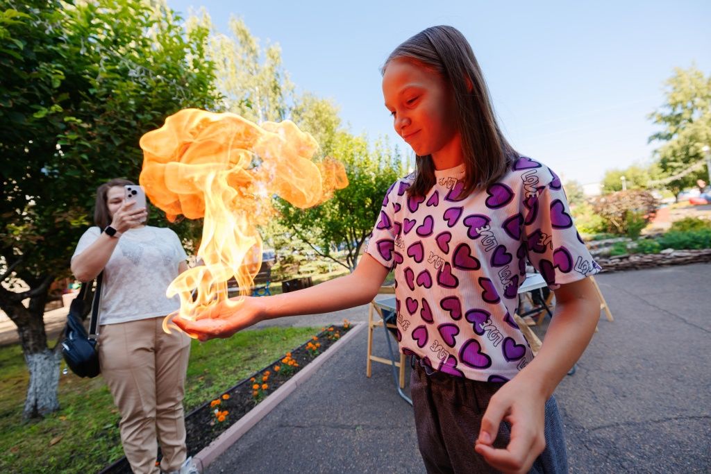 На площадке перед станцией можно было подержать огонь на ладошке