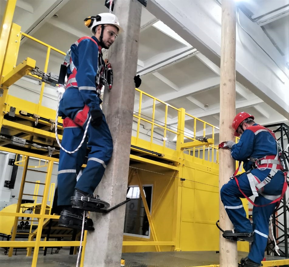 Весной на новом полигоне для безопасного выполнения работ на высоте на Кемеровской ГРЭС стартует первое обучение персонала