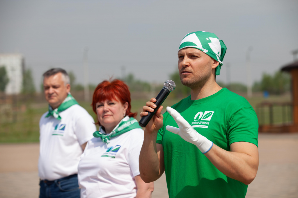 Берёзы, тонна макулатуры и скамейки-улыбки: в Красноярске прошел весенний этап экомарафона СГК