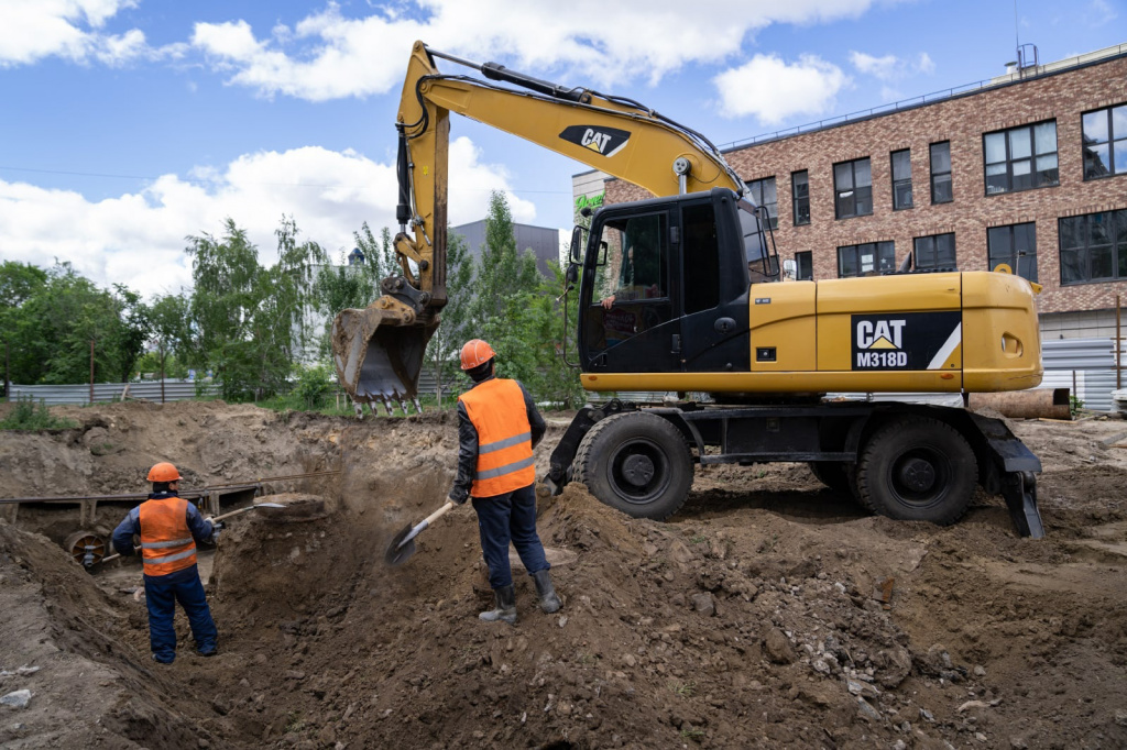 Часть земляных работ проводят вручную, чтобы не повредить конструкцию теплокамеры. Фото: Рунар Нуркеев