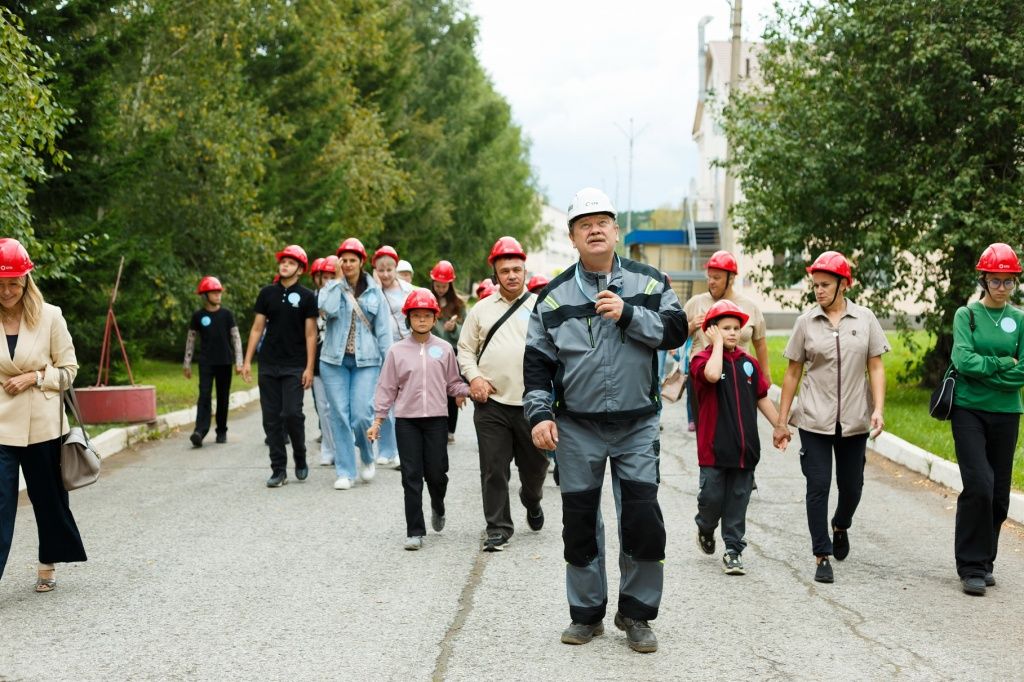 В качестве экскурсовода поработал и директор станции Дмитрий Морозов 