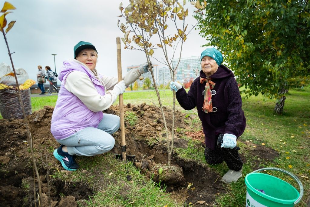 Галина Залужская с мамой &mdash; постоянные участники акций по озеленению парка