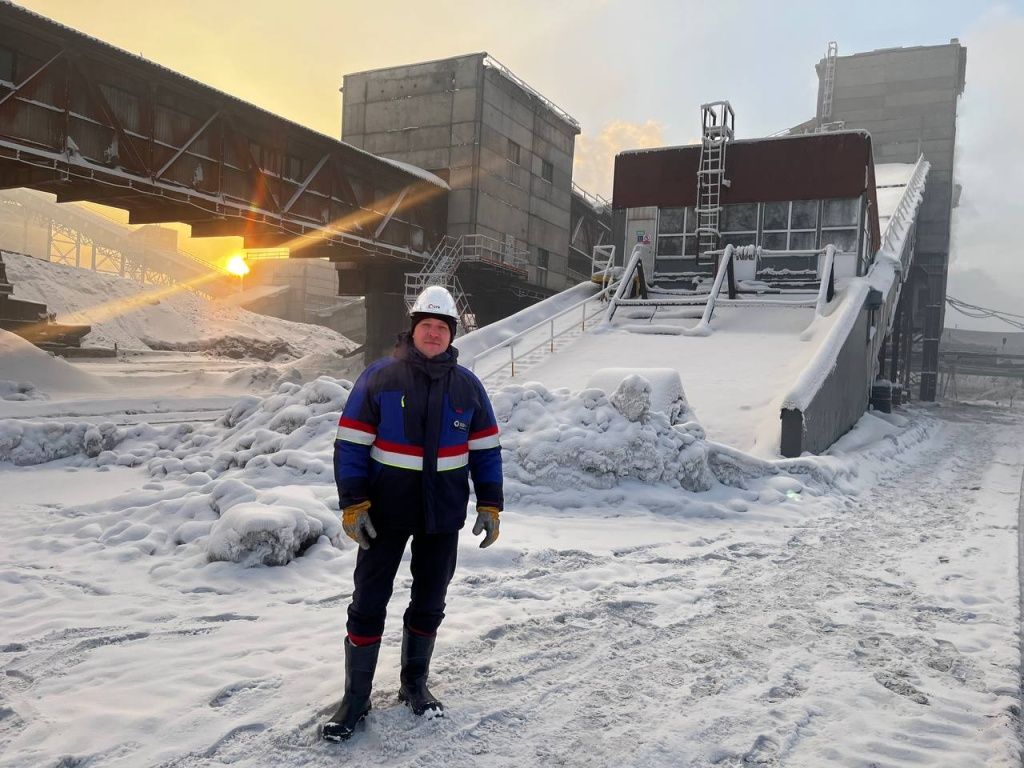 Рабочий день дневной смены подходит к концу, Алексей Постников остается на суточном дежурстве 