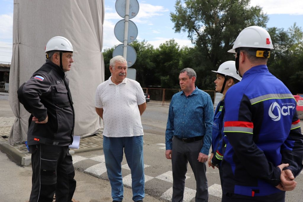 На объекте по улице Максима и Николая Казанцевых представители теплосетевого подразделения СГК в Бийске, администрации и Думы Бийска обсудили ход работ по замене тепловых сетей в ремонтную кампанию 2026 года