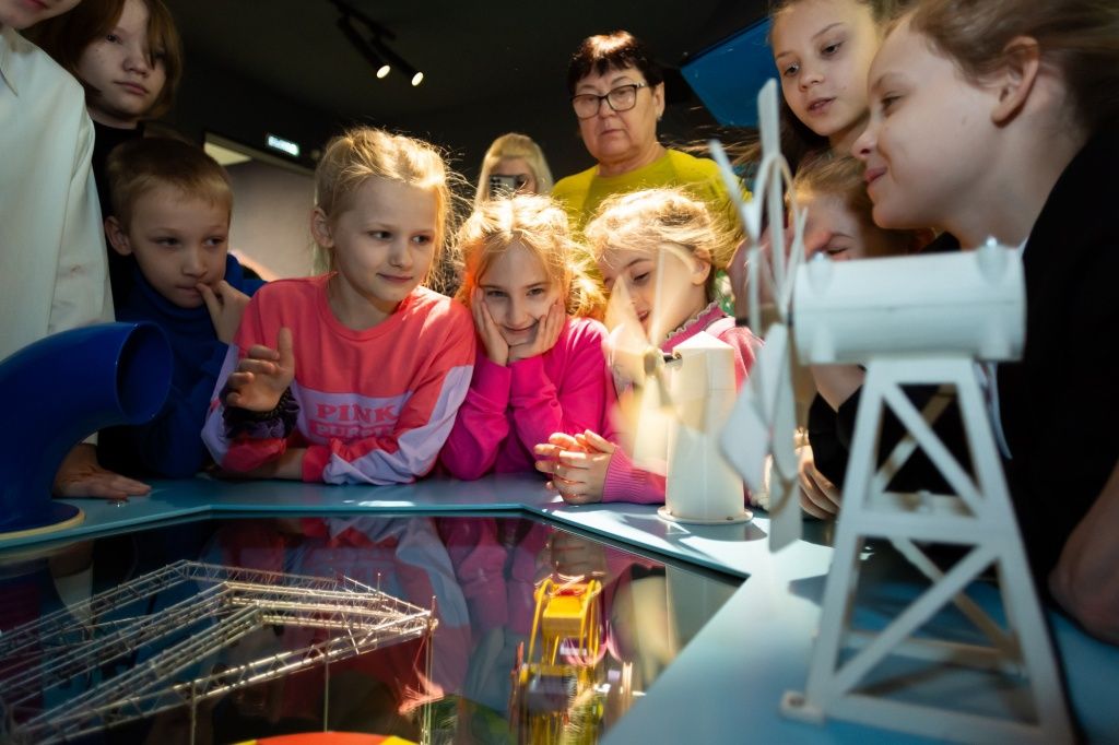 Ток от ветряных станций запустил карусель и концертную площадку. Восторгу не было предела!