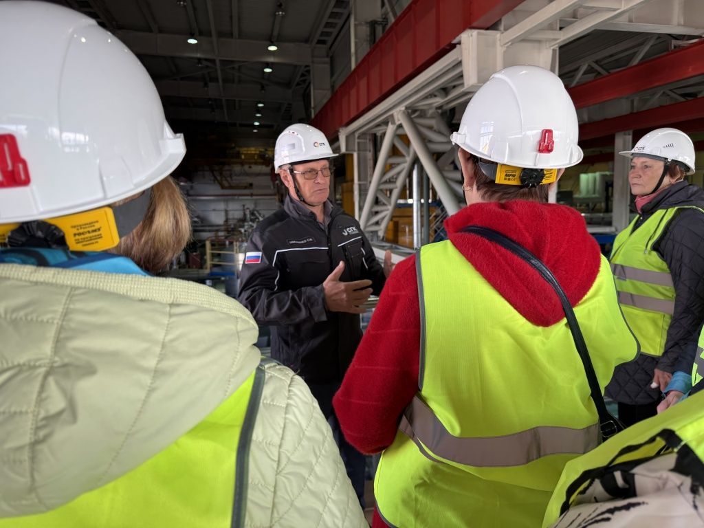 О том, как производство работает и развивается, гостям рассказал лично директор станции Сергей Замышляев. Он провел их к &laquo;сердцу&raquo; предприятия &mdash; цеху оборудования ГТУ, и к &laquo;мозгу&raquo; &mdash; ГЩУ