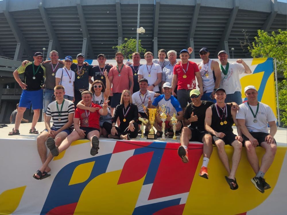 Вместе с коллегами он постоянно участвует в соревнованиях Вместе с коллегами он постоянно участвует в соревнованиях