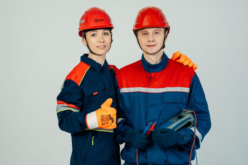 Вместе с руководителем лаборатории электрического цеха ТЭЦ Виталием Лушниковым во время съемок для рекламно-информационного плаката предприятия