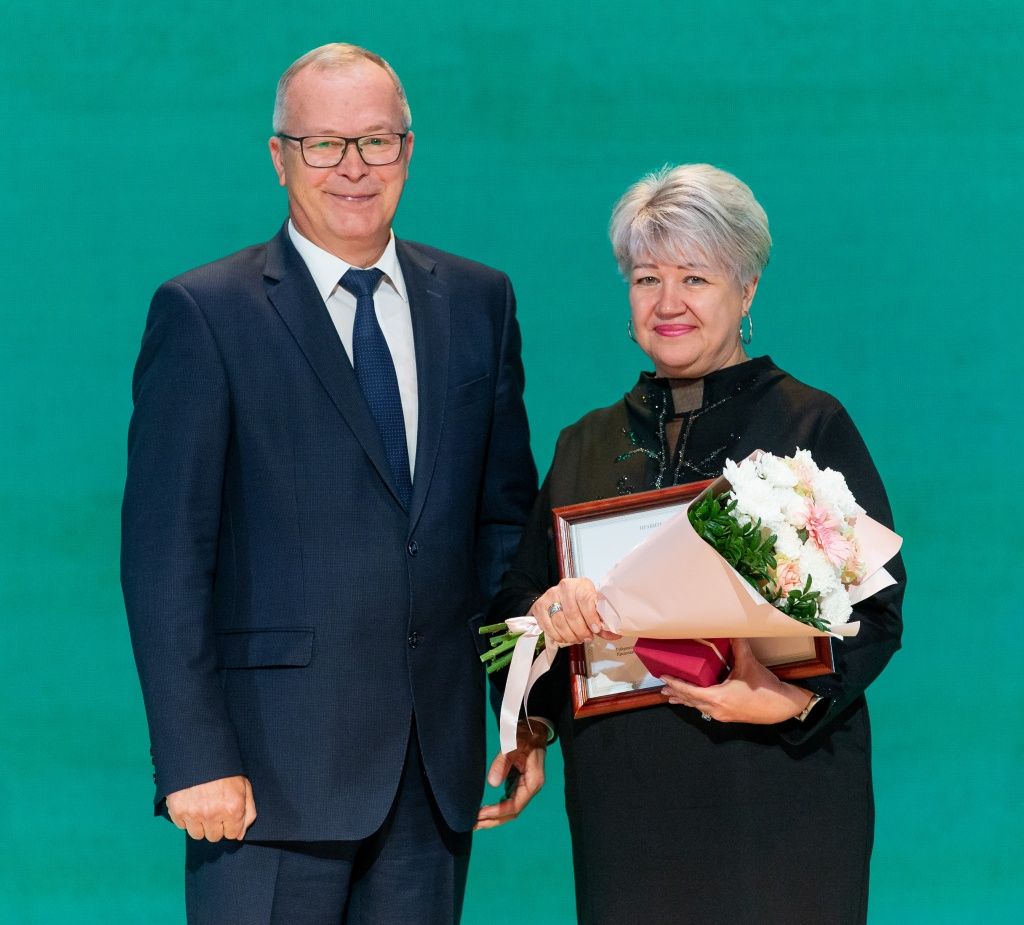 Ведущий инженер по промышленной безопасности службы охраны труда и производственного контроля Барнаульской ТЭЦ-3 Светлана Семизарова удостоена почётной грамоты правительства Алтайского края