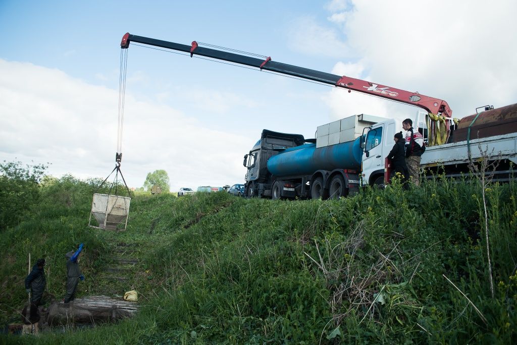 Рыбу аккуратно перемещают в цистерну. Каждую партию &mdash; взвешивают