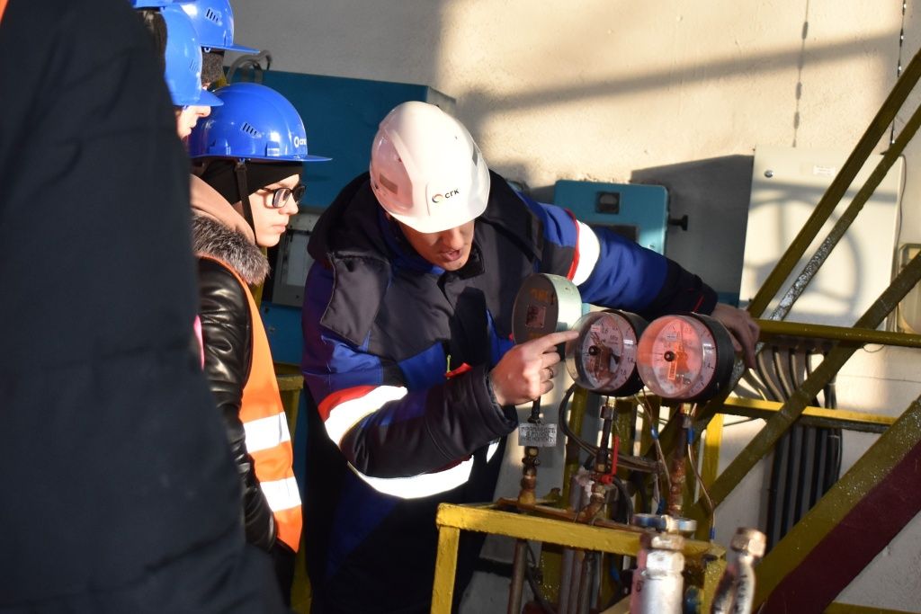 Экскурсанты знакомятся с работой измерительных приборов на насосном оборудовании ПНС