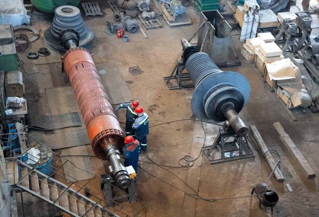 Генератор в паре с турбиной образуют турбоагрегат, который преобразует механическую энергию, получаемую вследствие вращения паром вала турбины со скоростью в 3 000 оборотов в минуту, в электрическую