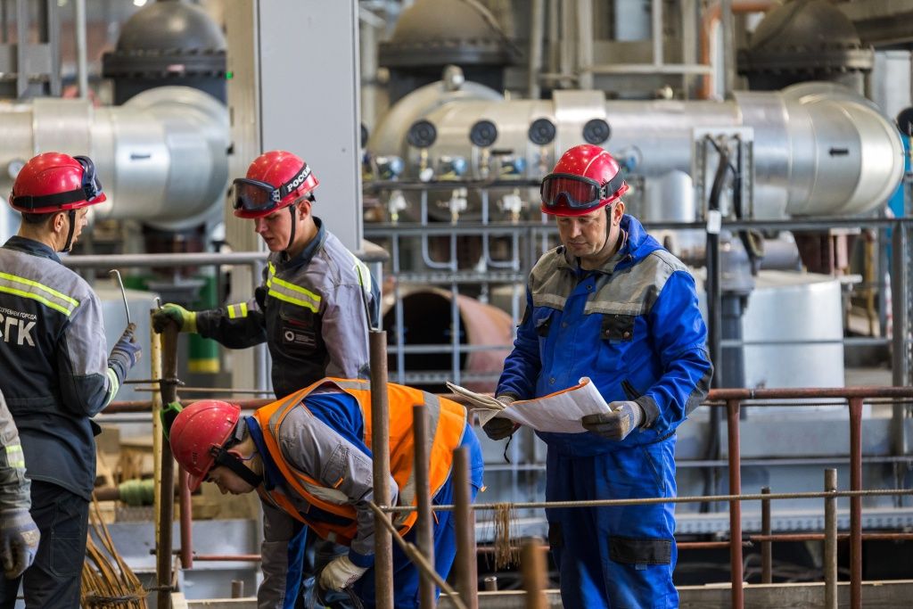 Внутри турбинного цеха ТЭЦ-1. 