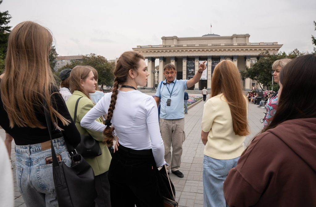 Маршрут начинается у здания Новосибирского театра оперы и балета