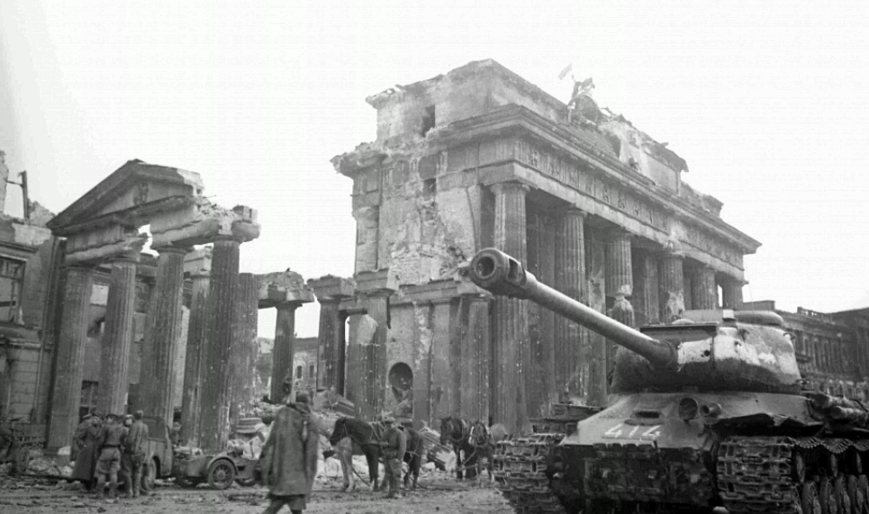 На фоне цветущей весны &mdash; ожесточённые бои. Бои за Берлин. Фото ресурса may9.ru