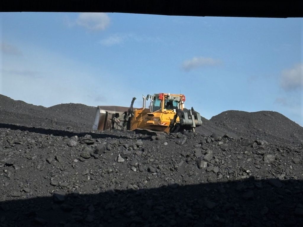 Одновременно на угольном складе Кемеровской ГРЭС может курсировать два бульдозера, одна машина &mdash; в резерве 