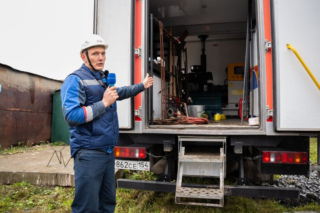 Начальник 3-го района тепловых сетей Новосибирской теплосетевой компании СГК Егор Попков рассказал об использовании оборудования мобильных аварийных мастерских при устранений повреждений на теплосетях