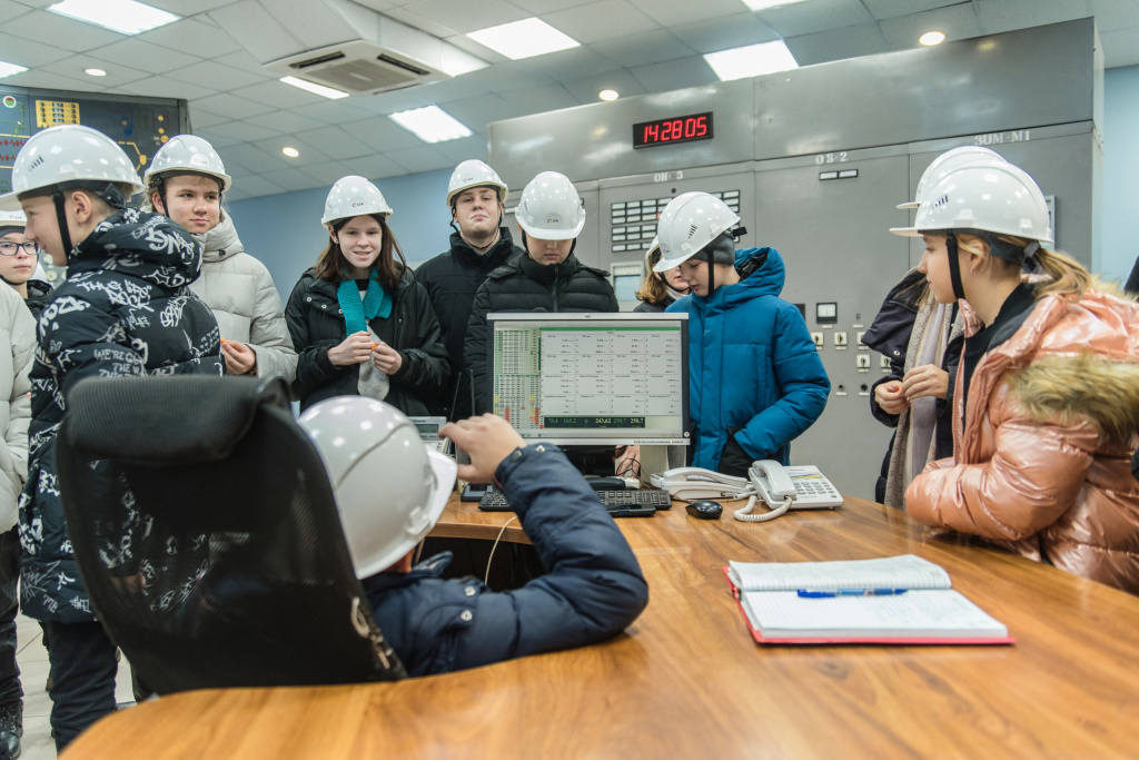 Примерить профессию энергетика: на Барнаульской ТЭЦ-3 состоялась экскурсия для школьников