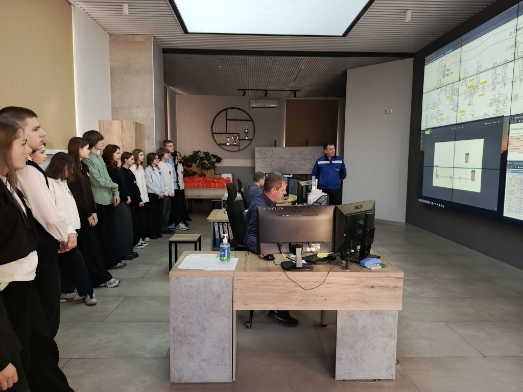 На большом мониторе ребятам показали, как работает Красноярская теплосеть