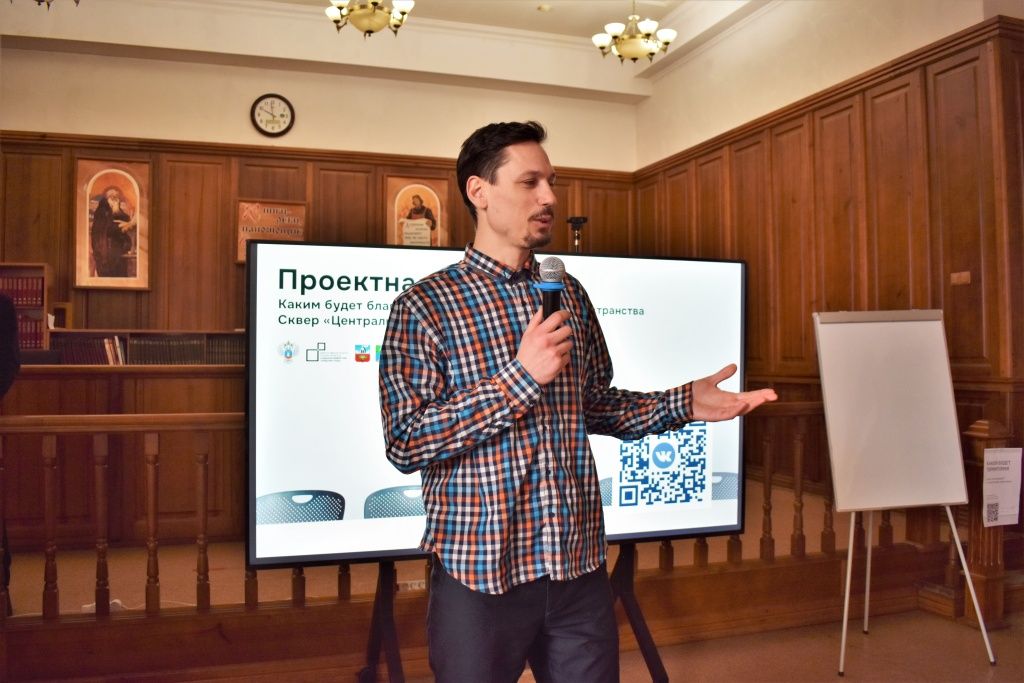 Представитель Фонда Мельниченко и участник проектной группа Владимир Суворов общается с представителями общественности алтайского наукограда