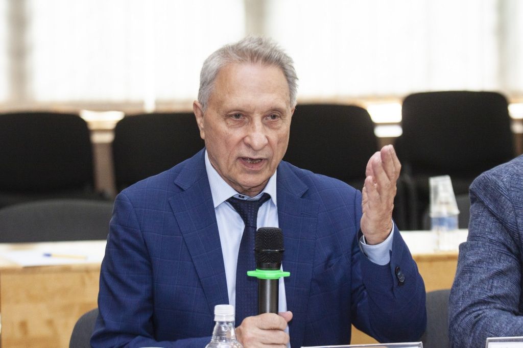 Заведующий кафедрой строительных материалов и автомобильных дорог Алтайского государственного политехнического университета им. И.И. Ползунова Геннадий Овчаренко 