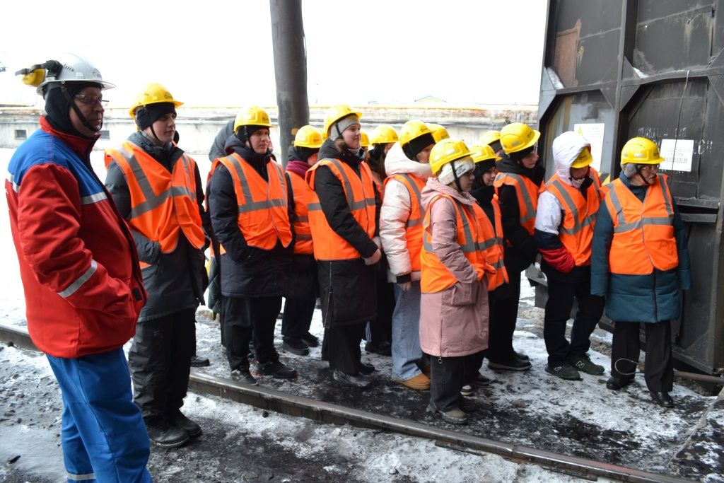 Школьники инженерного класса впервые увидели, каким способом на Барнаульской ТЭЦ-2 разгружают вагоны с углём