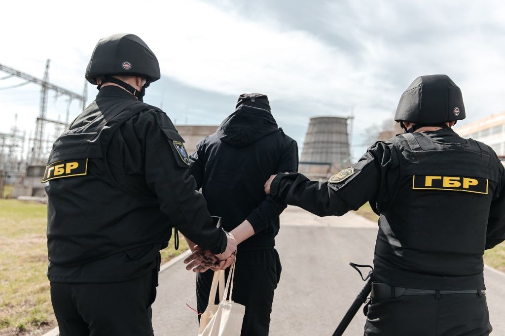 Сотрудники охраны задерживают нарушителя