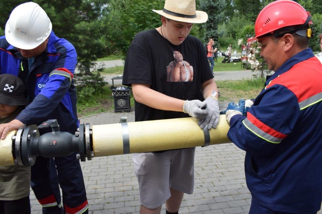 Впервые ребята смогли на себе прочувствовать, какого труда стоит произвести и доставить тепло в дома