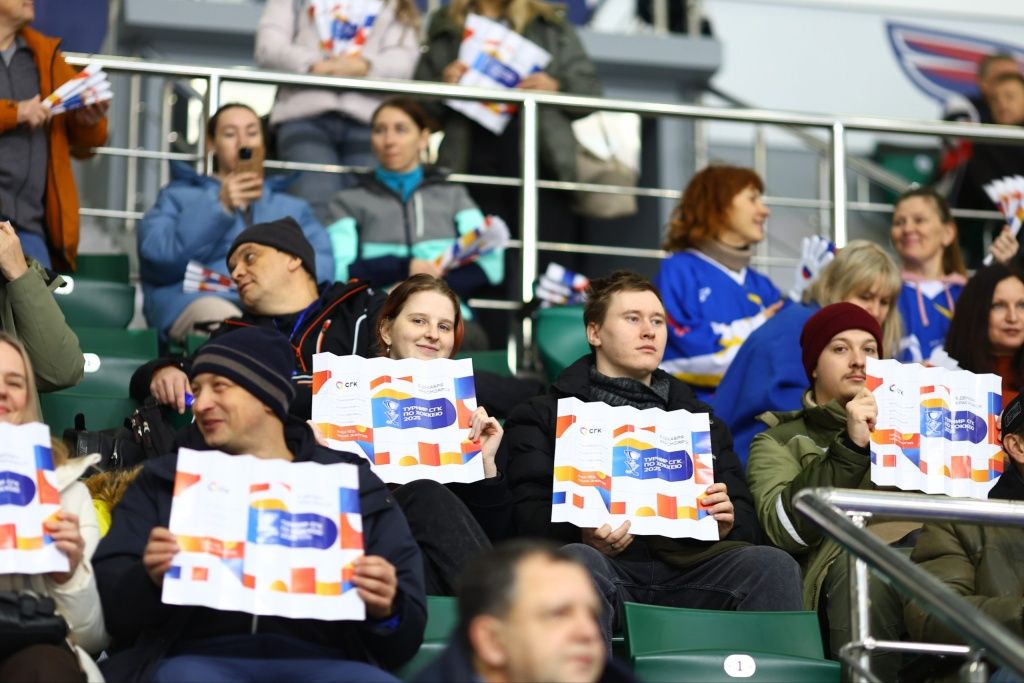 Болельщики, среди которых были и коллеги игроков, поддерживали команды аплодисментами и кричалками