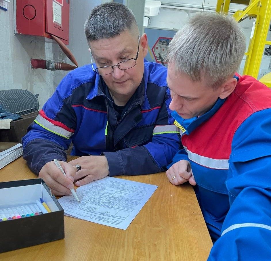 Проверка наряда-допуска &mdash; важная процедура. Андрей Коротаев, инспектор оперативного контроля Рефтинской ГРЭС (слева) и Станислав Абрамов, его коллега из Беловской ГРЭС, показали отличную команднудю работу и вместе обнаружили ошибки в документе 