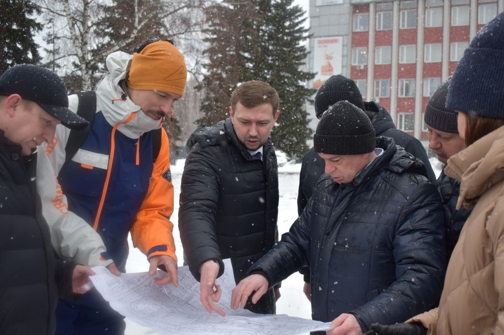 Участники рабочей группы по формированию заявки для участия в конкурсе лучших проектов создания комфортной городской среды изучают схему Центрального сквера Бийска