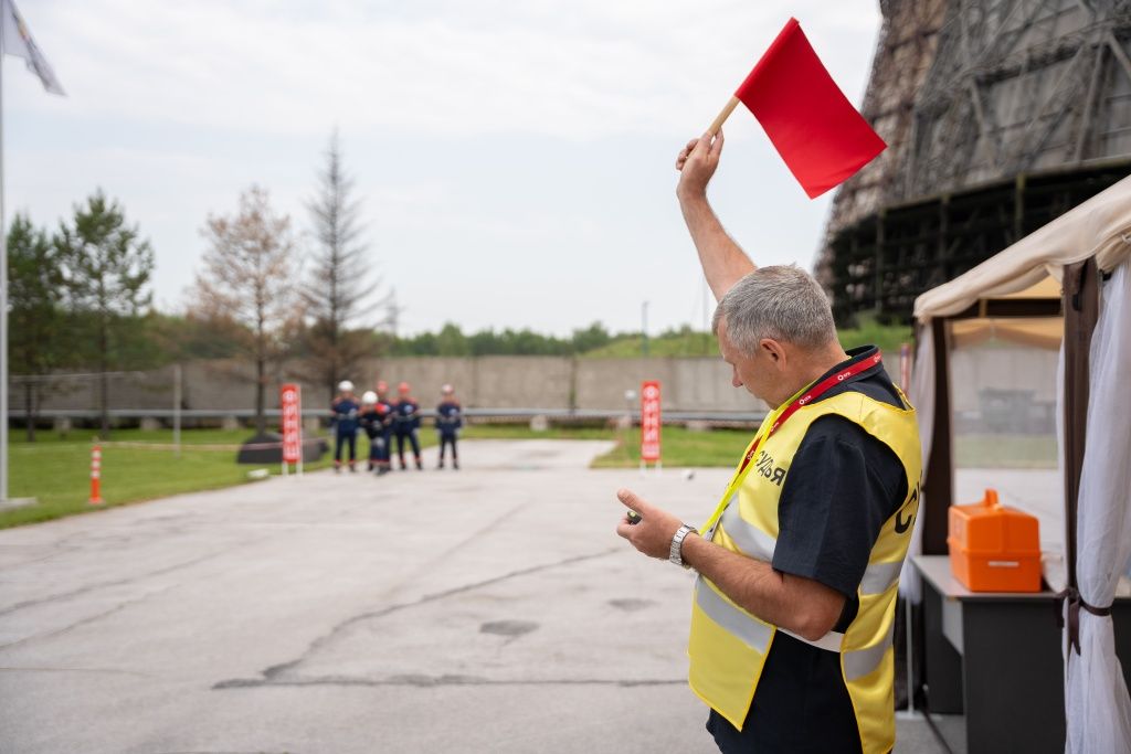 По сигналу участники команды приступают к выполнению задания