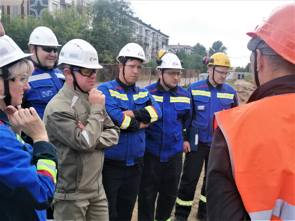 Максим Шалаев, команда по охране труда и представители бийского теплосетевого подразделения общаются с персоналом подрядчика на месте проведения реконструкции теплосети в Бийске