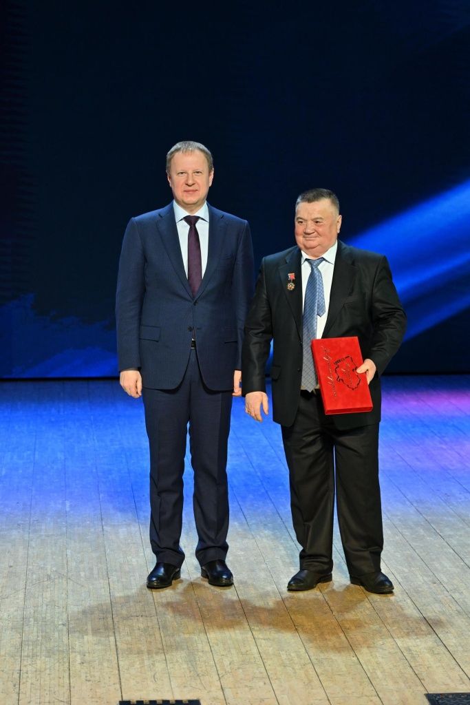 Старший диспетчер ОДС Владимир Горшков получил заслуженную награду из рук губернатора Алтайского края Виктора Томенко