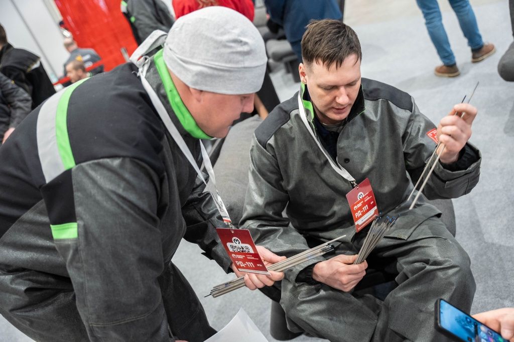 Свои навыки проверяли профессиональные сварщики из 7 регионов России: Новосибирской, Омской, Кемеровской областей, Республики Татарстан, Алтайского, Красноярского и Приморского краев