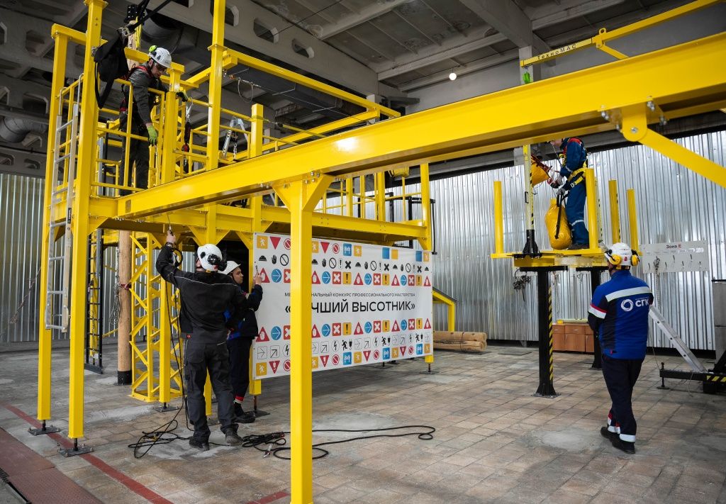 Команда из Красноярска спасает пострадавшего с подкранового пути