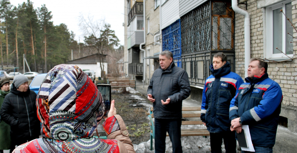 Директор бийского теплосетевого подразделения СГК Дмитрий Тяглов отвечает на вопросы обеспокоенных жителей улицы Южной