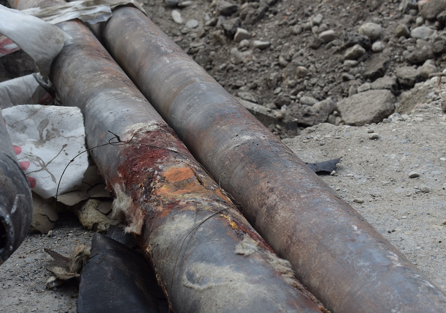 Это трубы, которые демонтировали с участка тепловой сети на улице Вяткина
