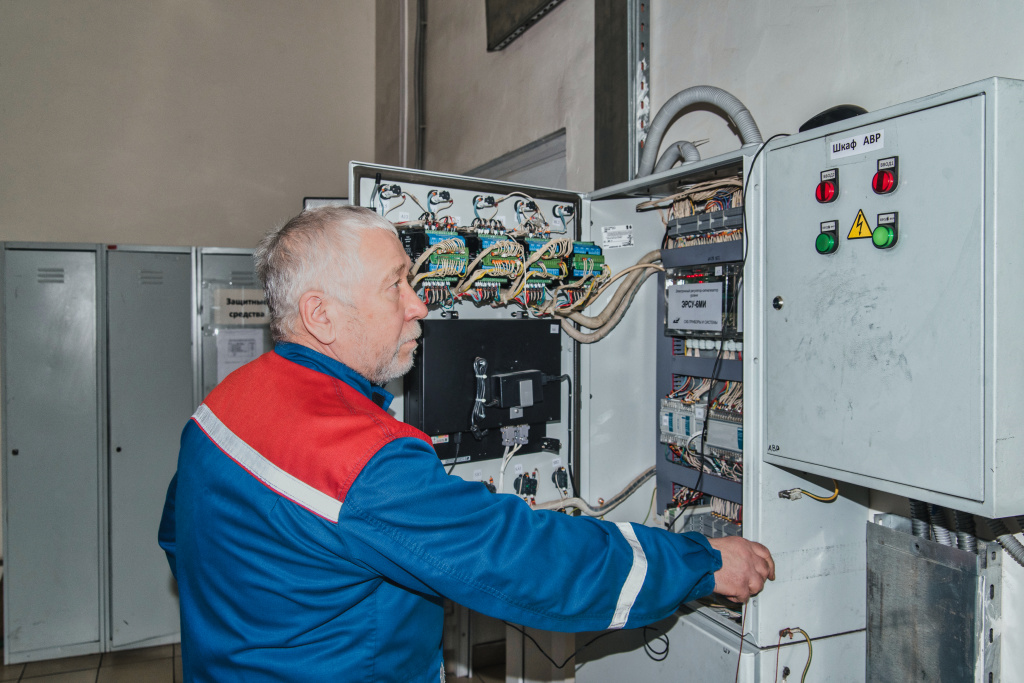 Владимир Ильич обслуживает и ремонтирует всё электрооборудование ТЭЦ-2. Он одинаково профессионально может заменить лампу освещения и устранить неисправность в электролизной установке