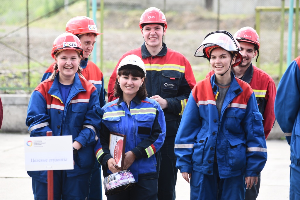 На Кемеровской ГРЭС работе с целевыми студентами уделяется большое внимание. Кроме непосредственно производственного обучения, ребят стараются привлекать к жизни электростанции, ее мероприятиям. На фото &mdash; студенты КузГТУ, участники программы &laquo;Целевой поток&raquo; на соревнования пожарных формирований предприятия
