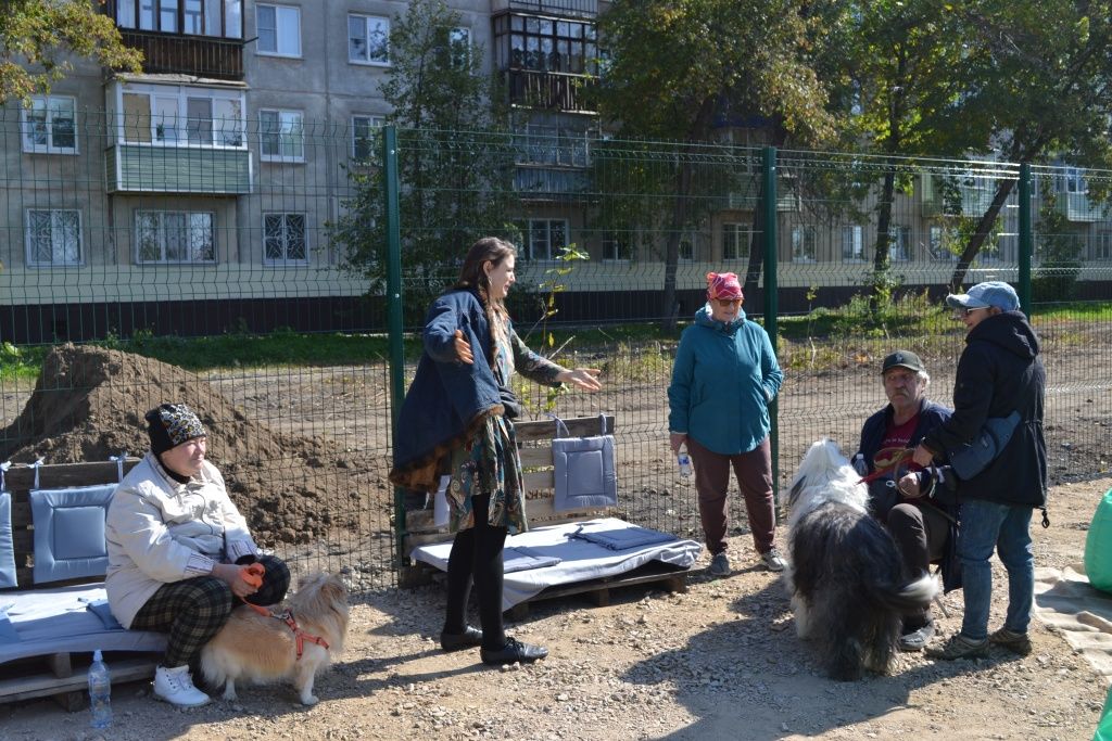 Кинолог Анна Тиньгаева провела инструктаж по правильному пользованию площадкой 
