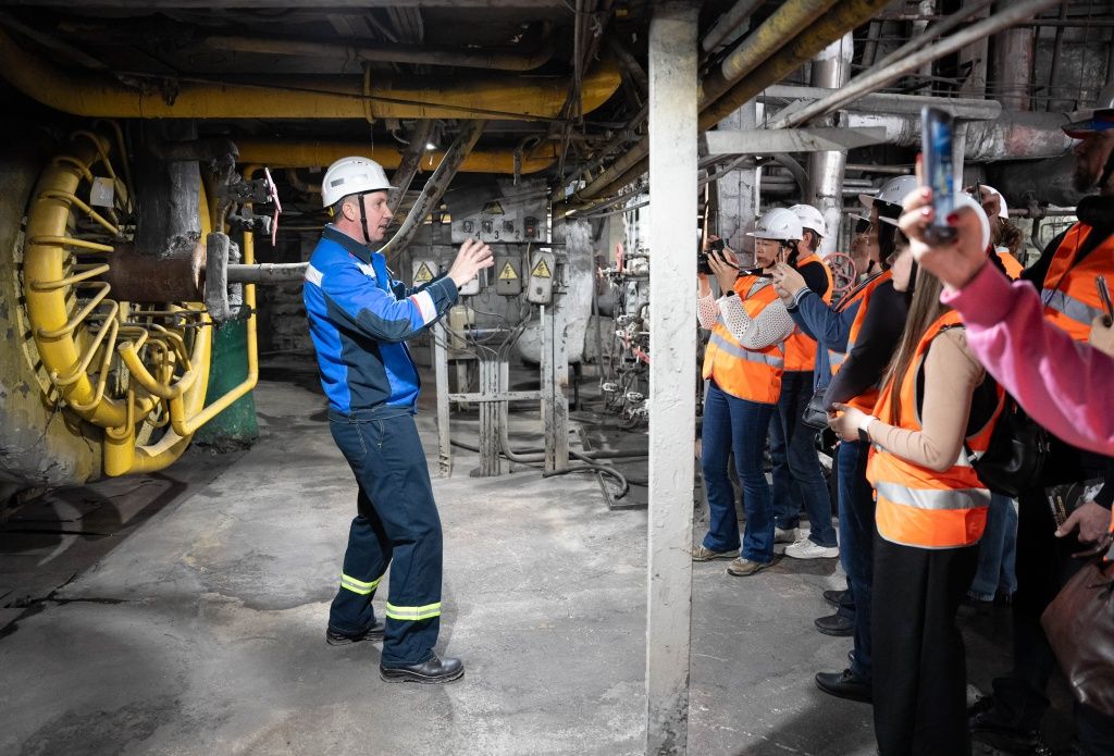 Экскурсию для гостей провел заместитель начальника производственно-технического отдела Новосибирской ТЭЦ-2 Андрей Телегин